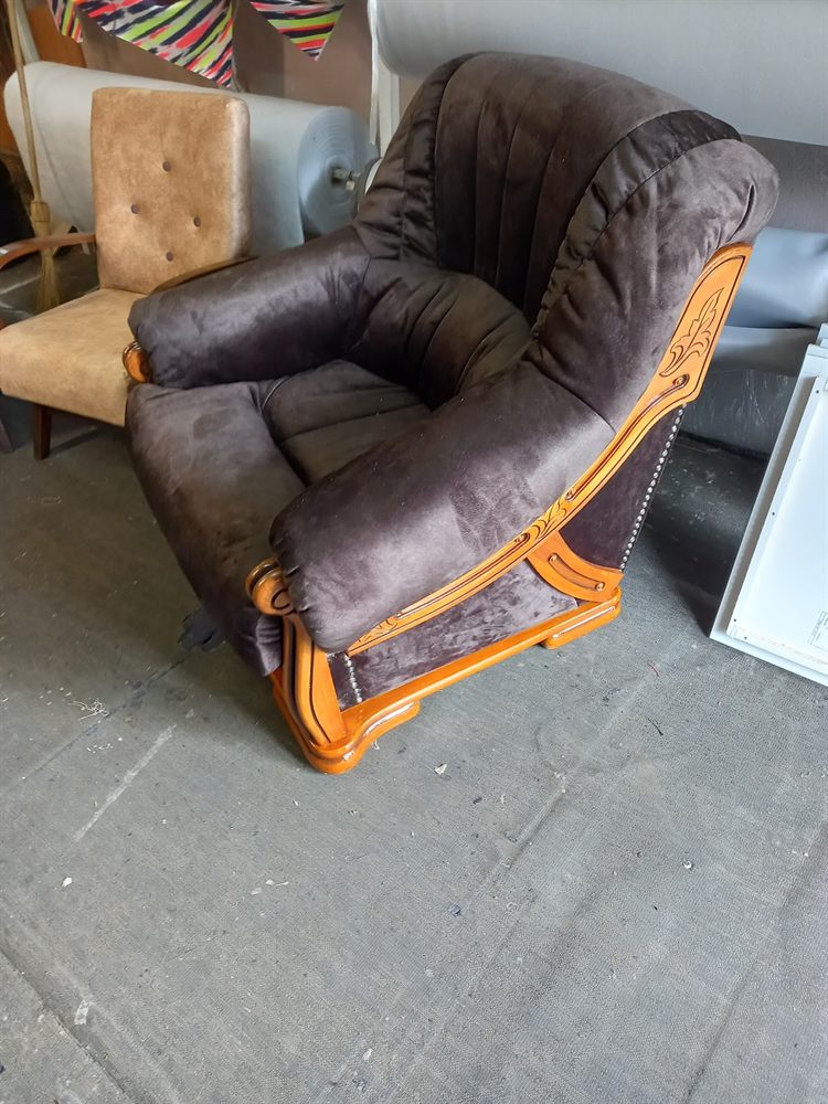Fotoliu cu ramă de lemn masiv, retapițat în material maro, fotografiat în atelier.