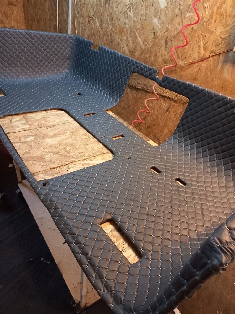 Pavilion auto tapițat în piele ecologică matlasată, cu cusătură în romb.