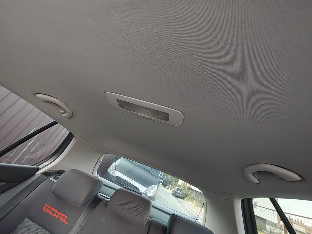 Plafon auto gri, refăcut și montat la loc, văzut din interiorul mașinii.
